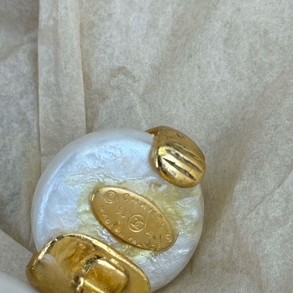 Chanel Vintage 93a Large Faux Pearl Gold Clip On Earrings - Picture 14 of 16